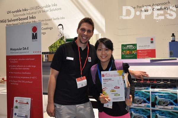 D·PES special correspondent are talking pleasantly with oversea exhibitor