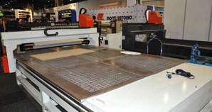 FEATURE ADVERTISING EQUIPMENT携大型数控雕刻机参加2012南非广告展