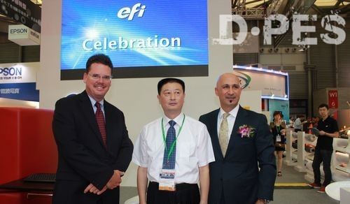 EFI亚太区董事总经理Ramin Kazemi(右一),EFI喷墨设备总经理Scott Schinlever(左一)与上海百成图片有限公司董事长栾跃生(中间)举行香槟仪式 EFI亚太区董事总经理Ramin Kazemi(右一),EFI喷墨设备总经理Scott Schinlever(左一)与上海百成图片有限公司董事长栾跃生(中间)举行香槟仪式