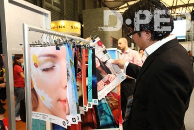 观众驻足观看惠普展架 观众驻足观看惠普展架