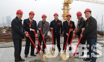 武汉三工光电东二产业园光电设备制造基地——喜封金顶 武汉三工光电东二产业园光电设备制造基地——喜封金顶