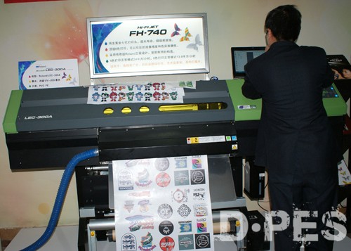 鸿盛数码罗兰创意中心ROLAN Hi-Fi JET FH-740使用鸿盛UV-LED墨水现场打印展示 鸿盛数码罗兰创意中心ROLAN Hi-Fi JET FH-740使用鸿盛UV-LED墨水现场打印展示