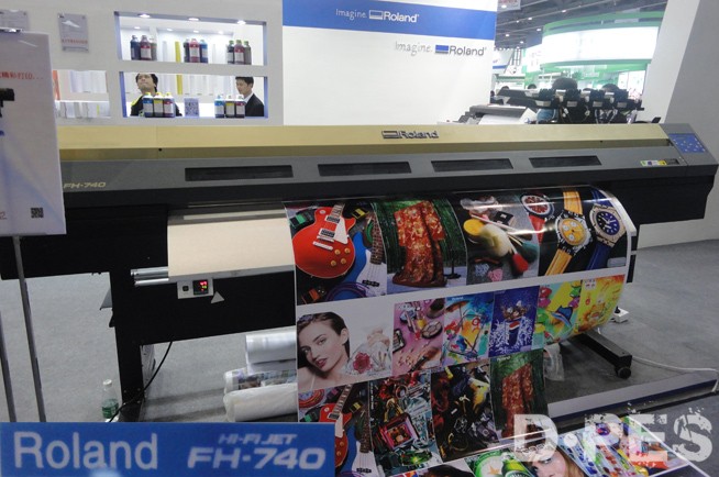 罗兰写真机/飞腾喷绘机亮眼点缀景望展位 罗兰写真机/飞腾喷绘机亮眼点缀景望展位